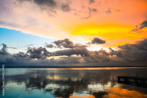 Mezcla de colores cálidos y fríos en el atardecer en la Albufera, Valencia.