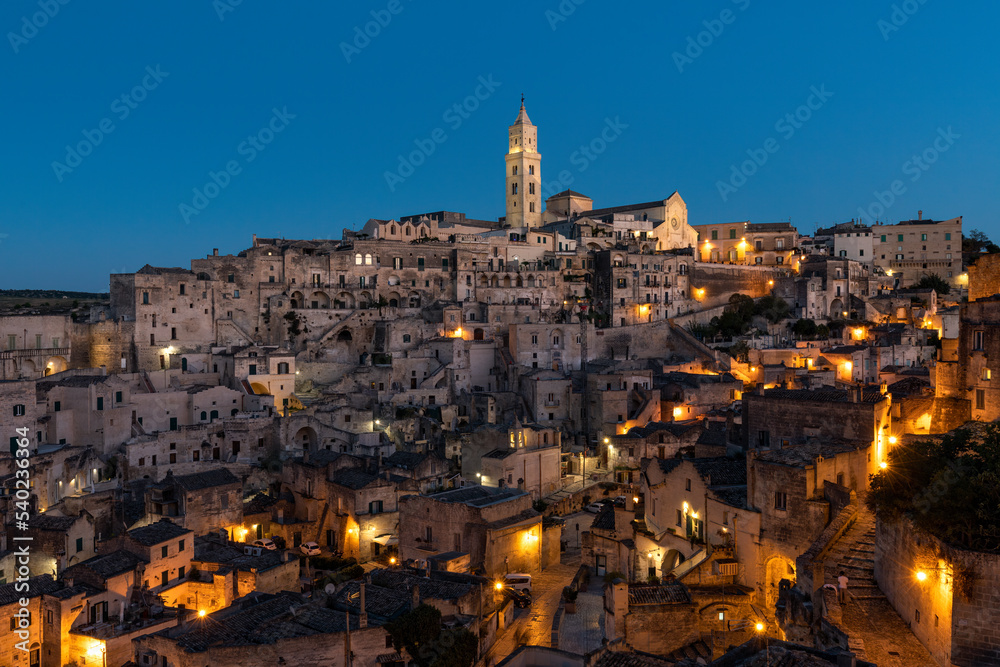 Nachtaufnahme der Stadt Matera in Basilikata, Italien