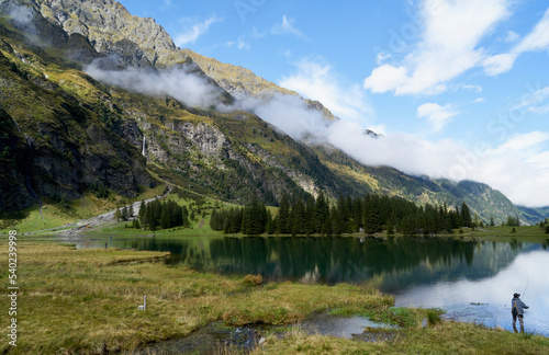 Fototapeta Naklejka Na Ścianę i Meble -  Das Felbertal in den Alpen mit dem Hintersee und hohen Bergen im Hintergrund nach einem Regentag