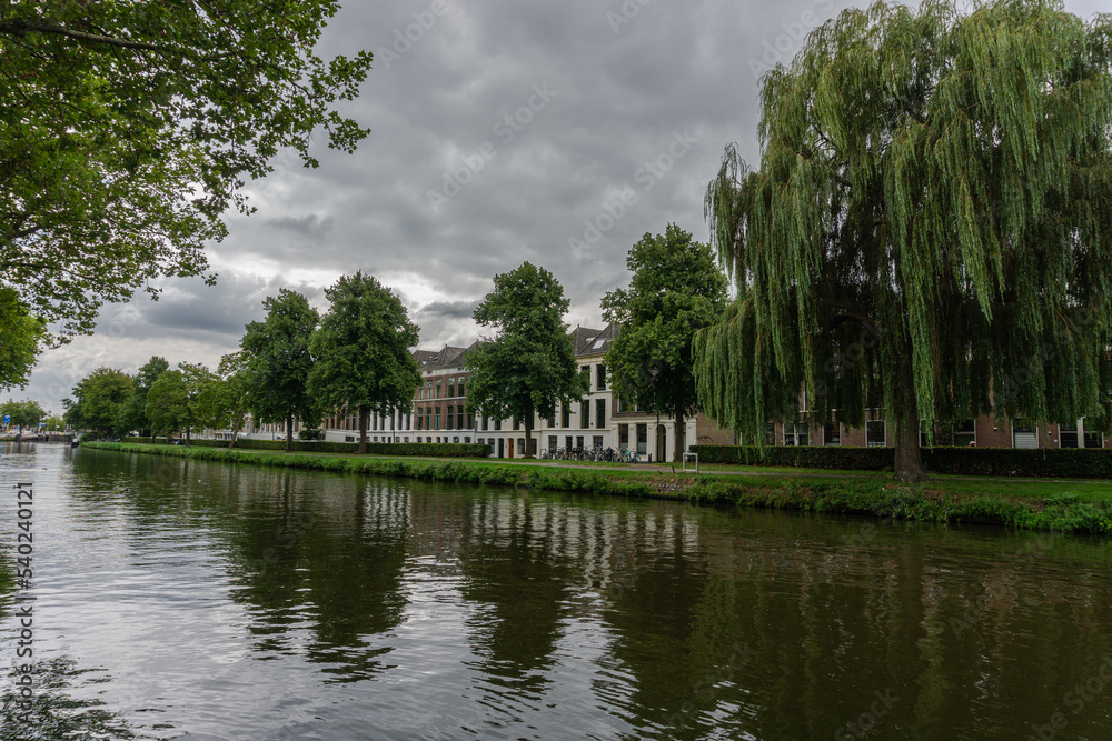 Obraz premium The canals during a cloudy day in the city of Delft, Netherlands