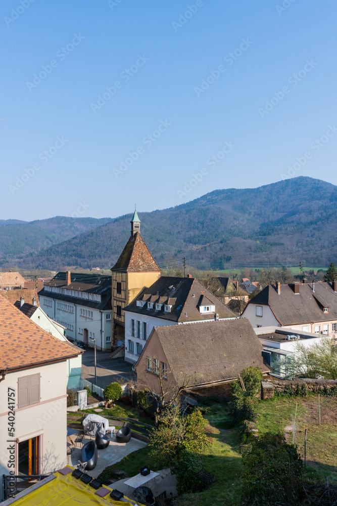 Wihr-au-Val, son école, mairie, porte médiévale, vallée de Munster, Alsace, France, Europe