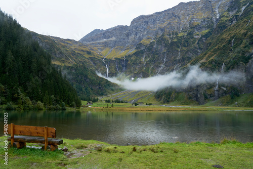 Das Felbertal in den Alpen mit dem Hintersee und hohen Bergen im Hintergrund nach einem Regentag