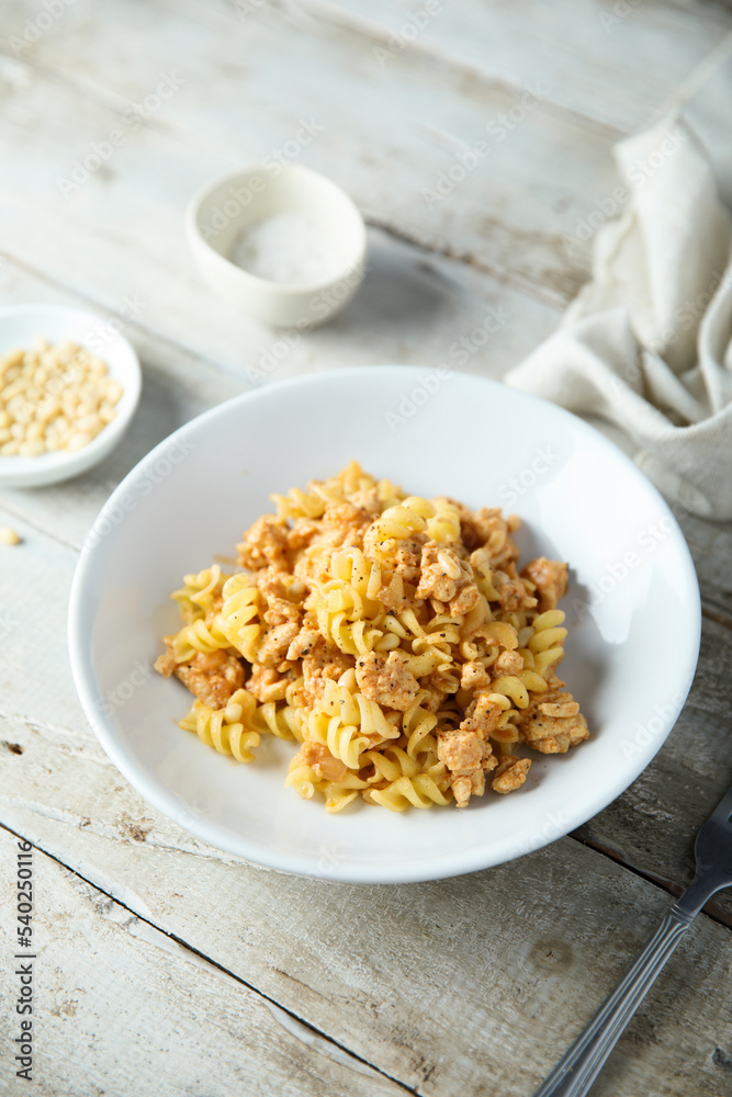 Pasta with chicken and pine nuts