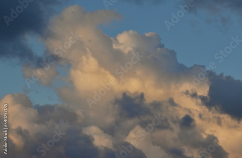 Weiße und orange Wolken in der Dämmerung