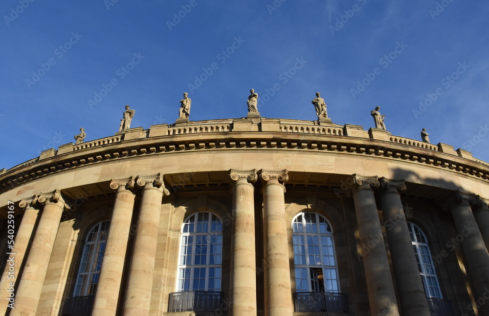 Fototapeta premium Figuren auf dem Dach des Opernhauses in Stuttgart