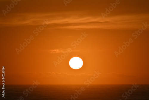 Fototapeta Naklejka Na Ścianę i Meble -  The sun rises over the ocean.