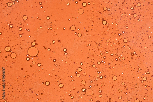 Fondo abstracto y acuoso con burbujas de color naranja. Recurso para cartelería y diseño