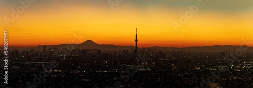 Obraz na płótnie Super high resolultion image of the Greater Tokyo area cityscape with Tokyo skytree on orange sky background. w salonie