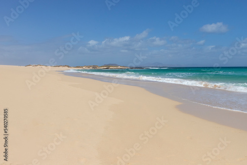 Strand und T  rkises Wasser 