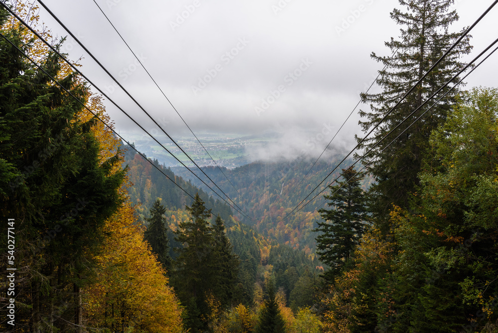 Blick vom Hochfelln auf Seile der Gondelbahn im Herbst bei Nebel Blick vom Hochfelln auf Seile der Gondelbahn im Herbst bei Nebel