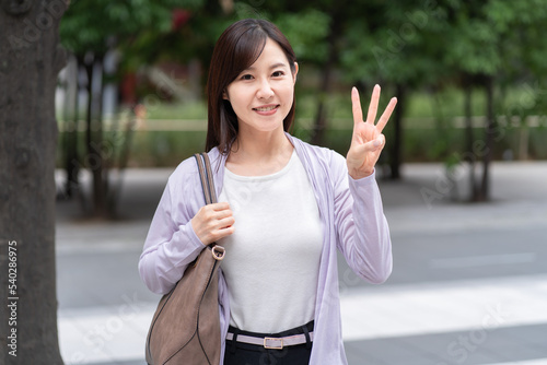 3つ　手　ジェスチャー　女性