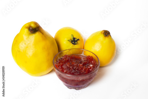 Quittenfrüchte und fruchtige Quittenmarmelade photo
