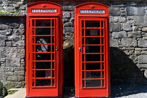 Rote Telefonzellen am Edinburgh Castle  Edinburgh  Schottland  Gro  britannien  Europa