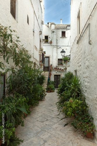 Malerische Gasse in Locorotondo  Apulien  Italien