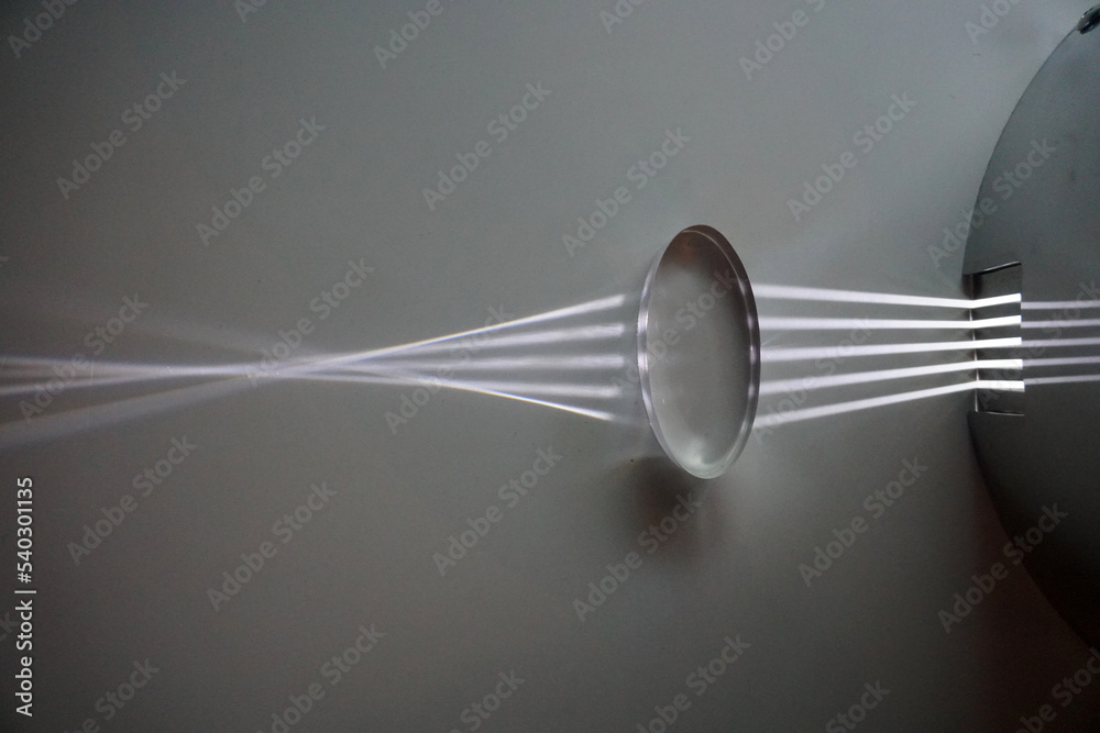 Parallel light passes through a convex lens and is refracted into the