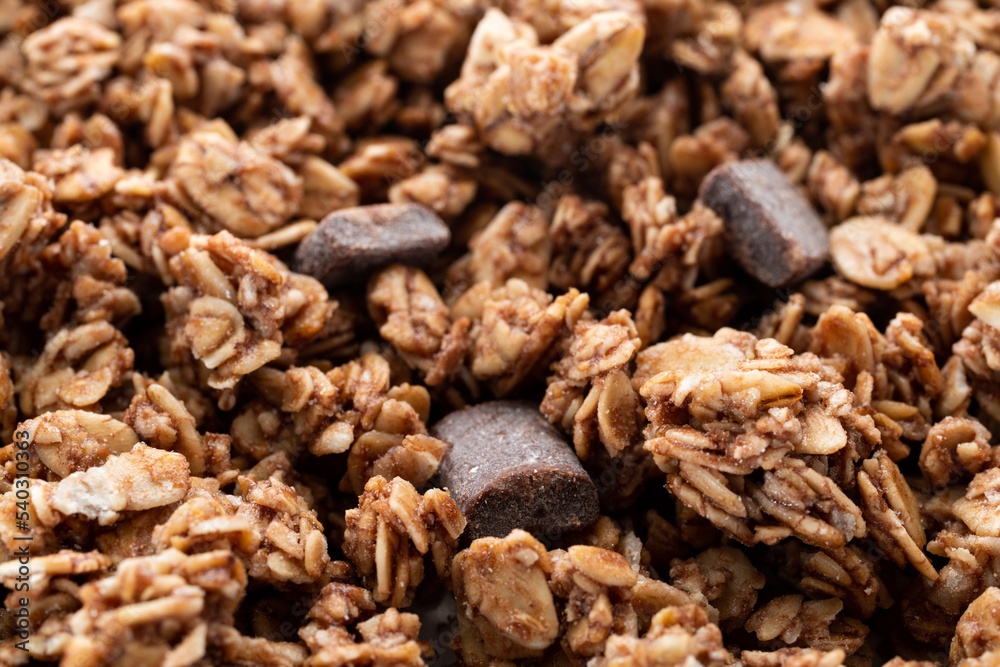Obraz premium Side close view of a serving of chocolate chunk granola.
