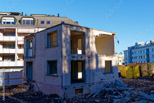 Tearing down apartment house at City of Zürich on a sunny autumn late afternoon. Photo taken October 22nd, 2022, Zurich, Switzerland. © Michael Derrer Fuchs