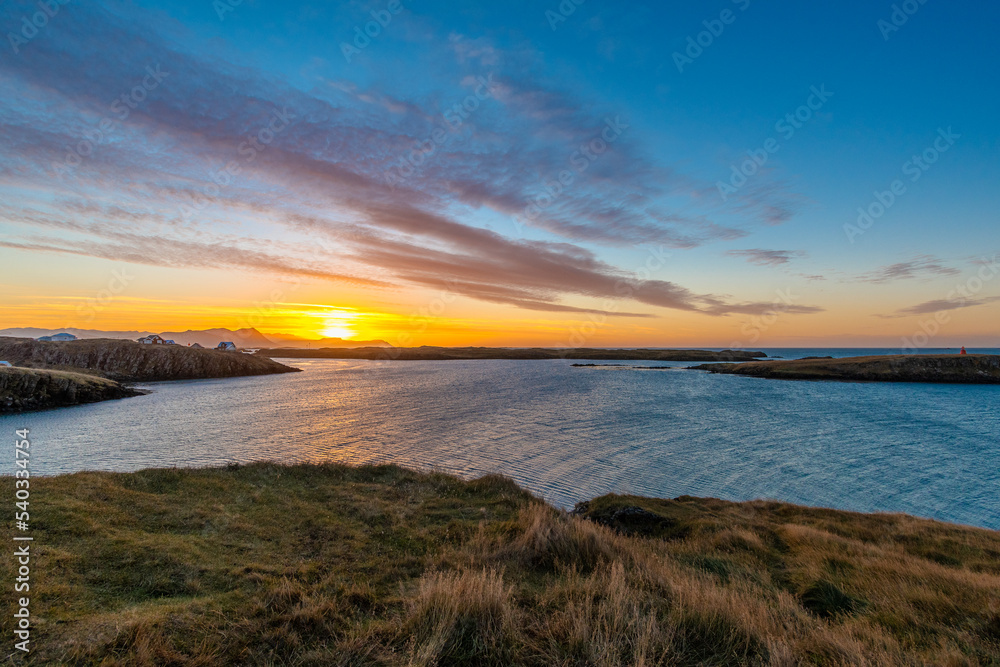 Fototapeta premium ein Abend in der Hafen Kleinstadt Stykkishólmur mit Nordlichtern auf der Halbinsel Snæfellsnes