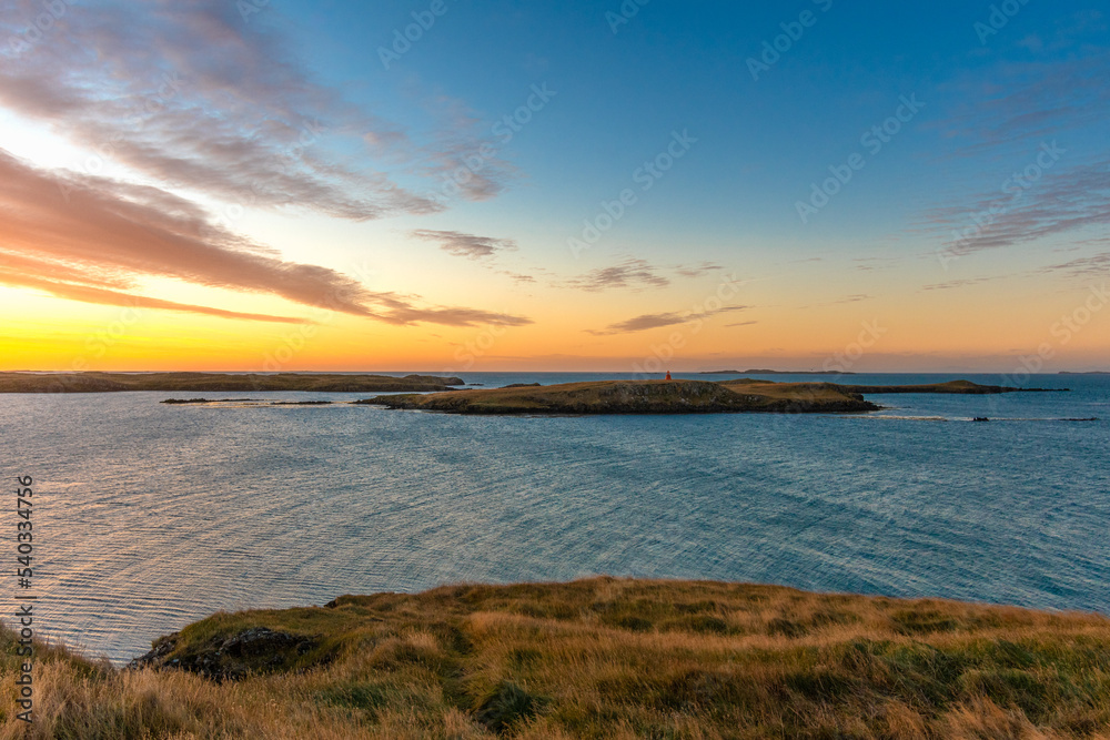 Fototapeta premium ein Abend in der Hafen Kleinstadt Stykkishólmur mit Nordlichtern auf der Halbinsel Snæfellsnes