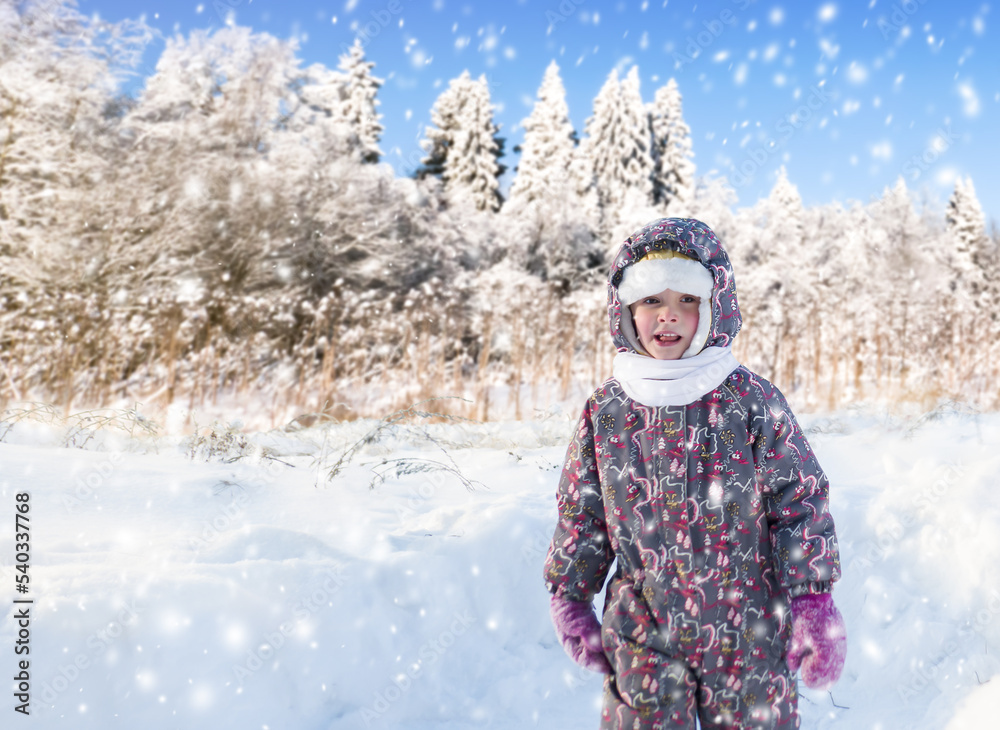 Obraz premium a child walks in a snowy forest during a snowfall.