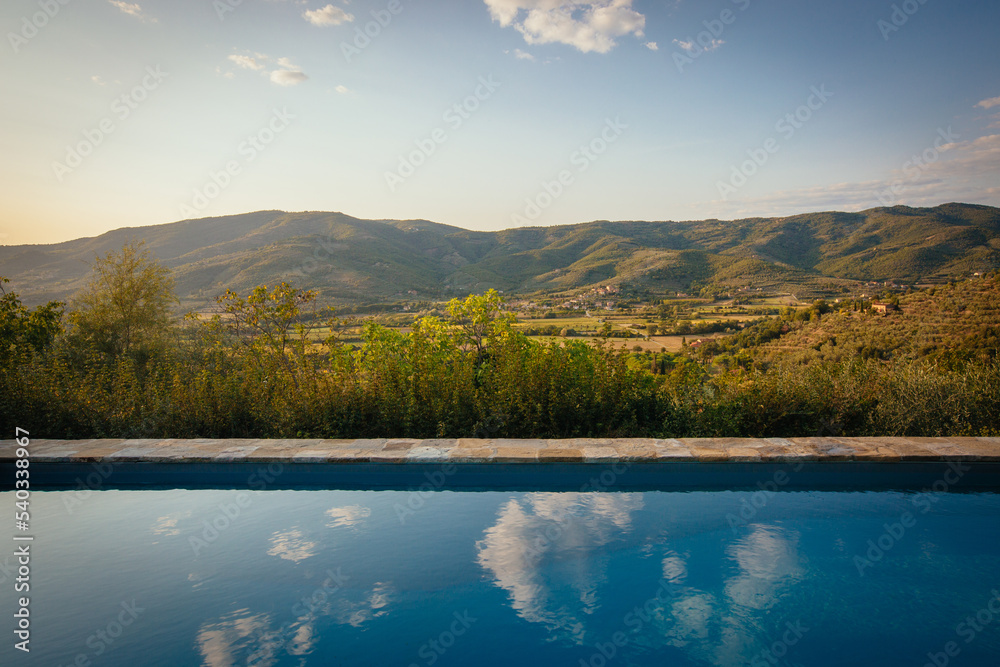 Swimming Pool vor toskanischen Hügeln