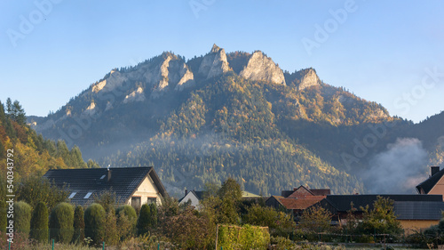 Fototapeta Naklejka Na Ścianę i Meble -  Three Crowns peak in Pieniny mountains in the morning fog