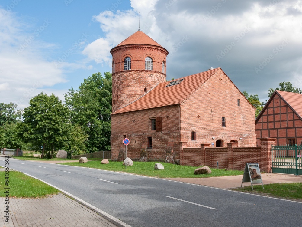 Die Daberburg befindet sich im Ort Alt Daber an der Landstraße zwischen Wittstock und Röbel. Die Burg wurde bereits im Mittelalter errichtet. Heute ist allerdings nur noch der Hauptturm vorhanden.