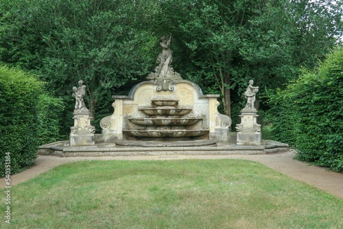 Altdöbern: Der Schlosspark beherbergt zahlreiche Skulpturen und Wasserspiele.