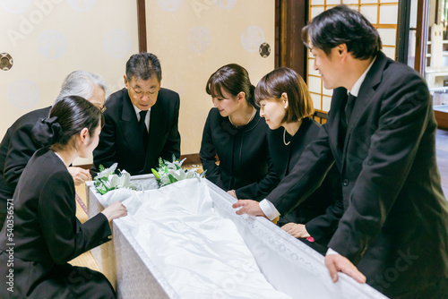 Bild auf Leinwand お葬式の納棺式で故人を送る遺族