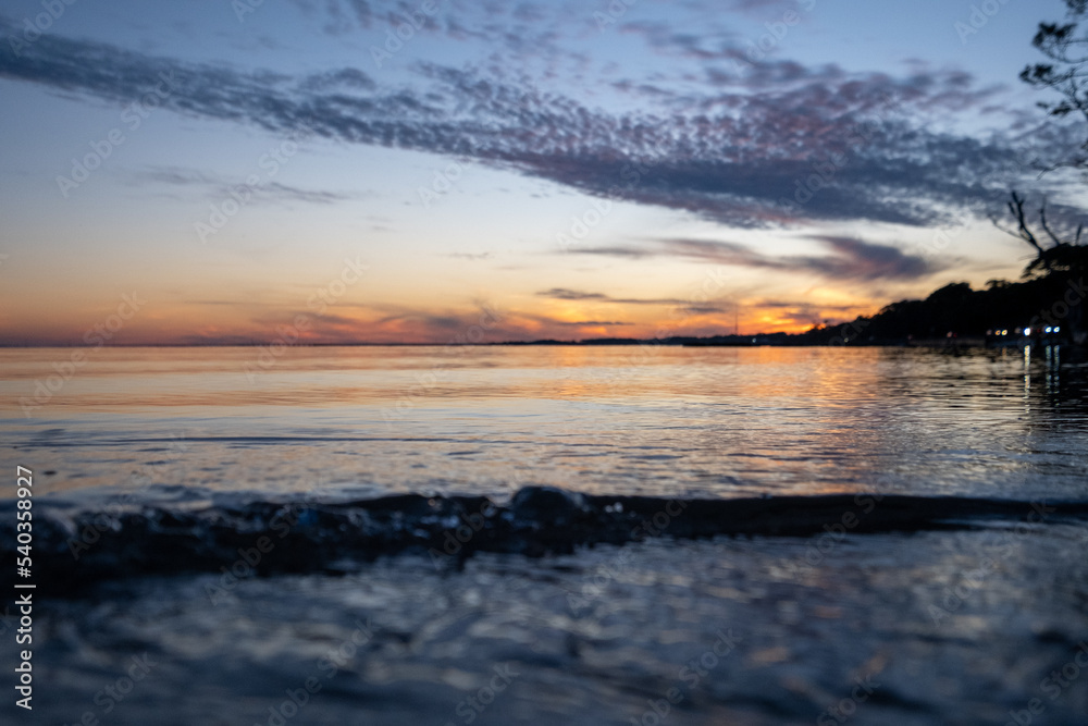 Obraz premium Sunrise over water