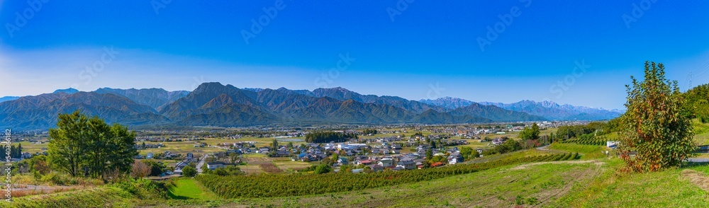 Fototapeta premium 秋晴れの安曇野市と有明山の風景パノラマ