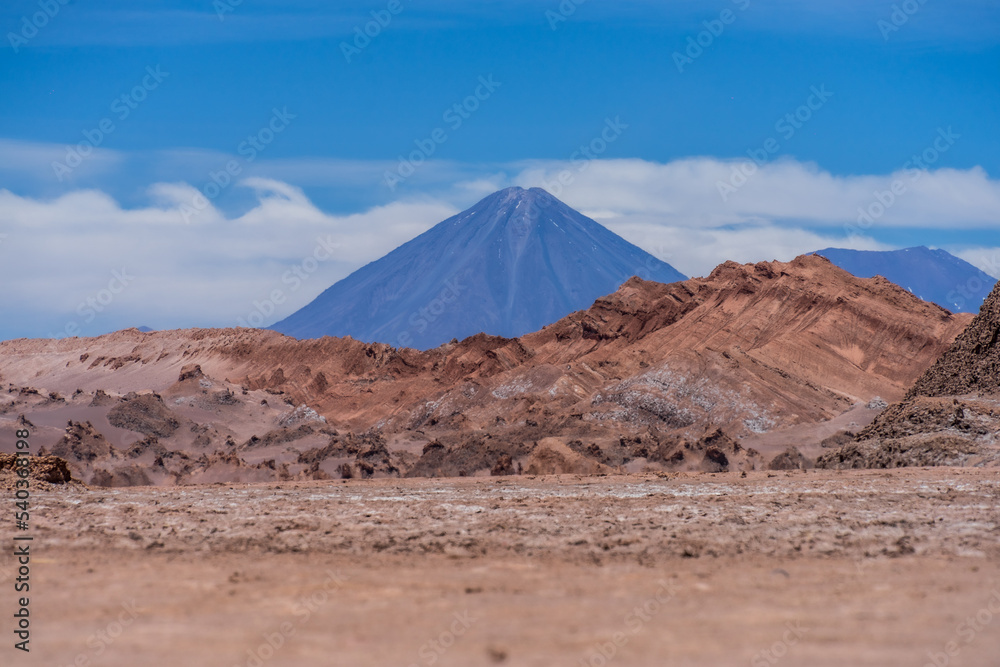 Desierto de Atacama, Chile. Viajes y aventuras en San Pedro de Atacama. Montaña de arena y piedras en el desierto mas arido del mundo.