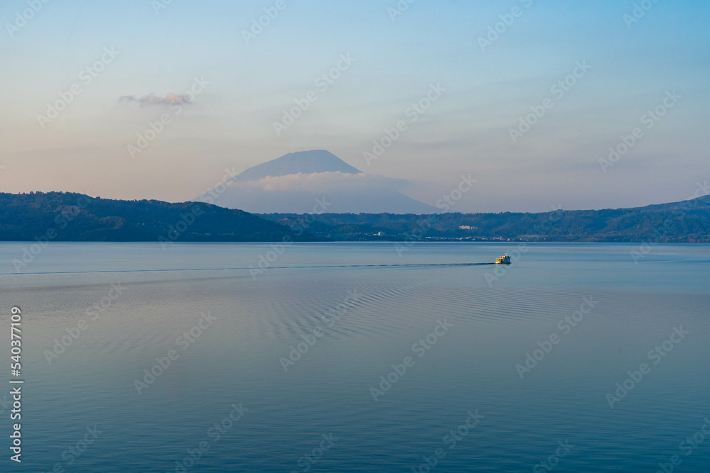北海道・洞爺湖の風景と遠くに見える羊蹄山