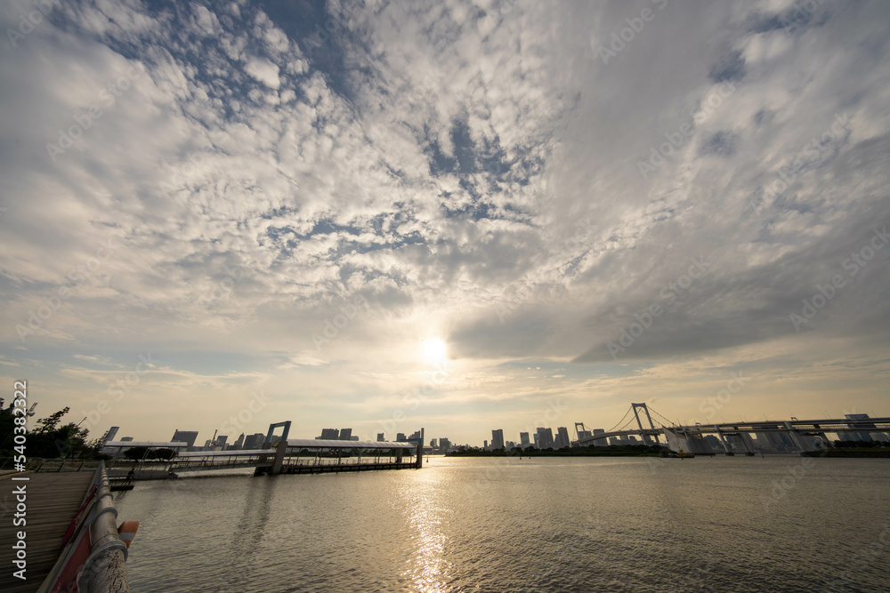 Naklejka premium うろこ雲が広がる夕暮れの空とお台場の風景