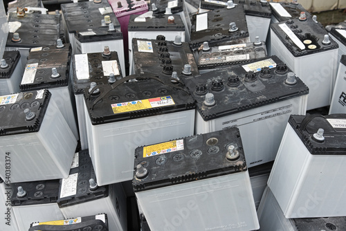 積み重ねて置かれた廃バッテリー