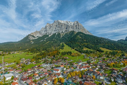 Das mächtige Massiv der Zugspitze erhebt sich über Ehrwald im Tiroler Außerfern