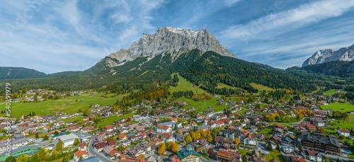 Imposanter Ausblick in der Tiroler Zugspitz-Arena auf Ehrwald und das mächtige Zugspitz-Massiv