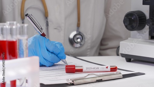 Εκτύπωση καμβά A doctor is testing blood for infection with a new coronavirus from China