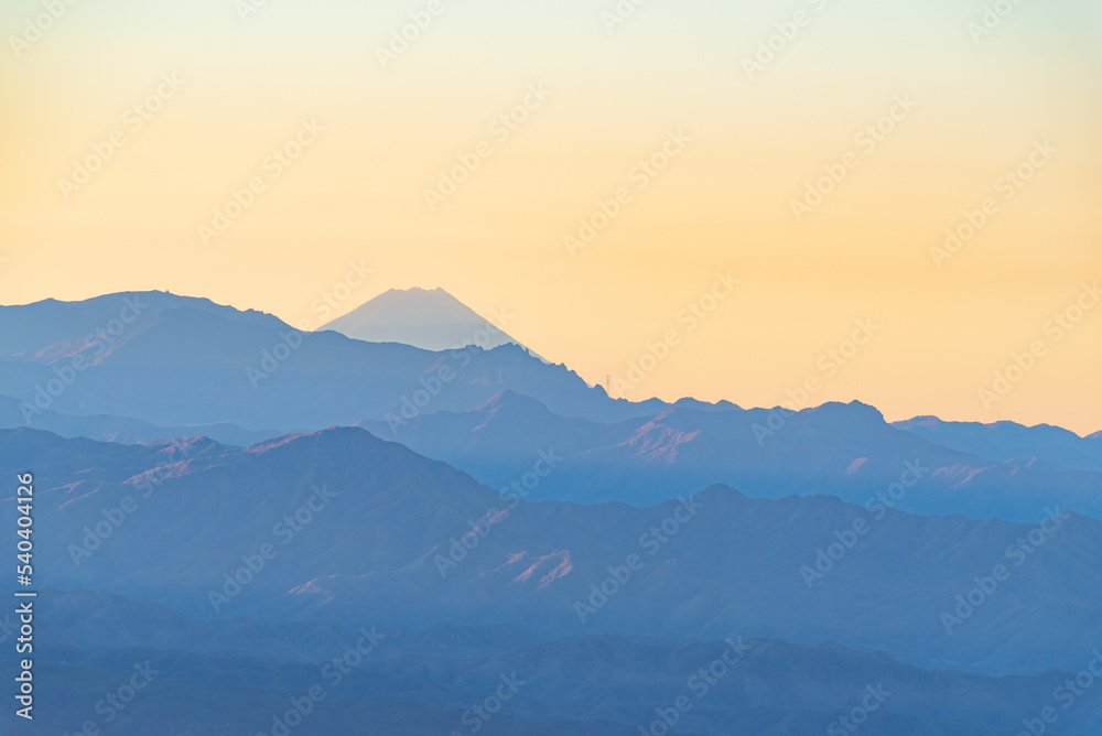 朝焼けの富士山と山並み　長野県高峰高原より
