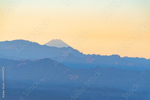 朝焼けの富士山と山並み 長野県高峰高原より