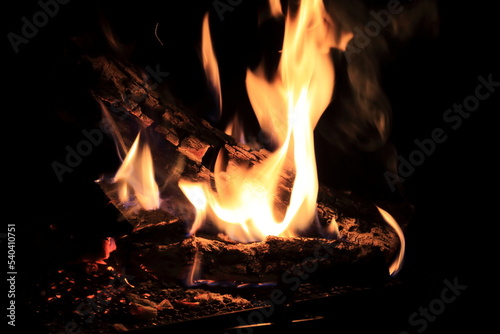 秋のキャンプ場でする焚き火台を使った焚き火