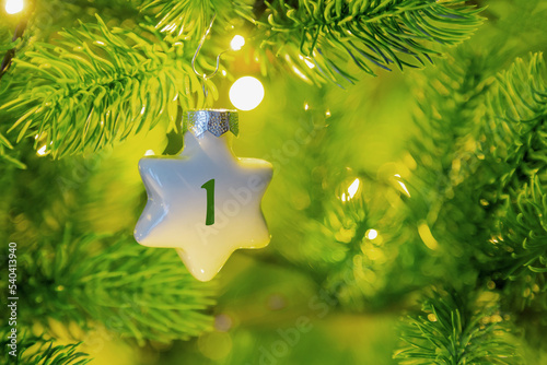 Obraz na płótnie ein Weihnachtsstern mit einer Zahl (1) am Weihnachtsbaum w salonie