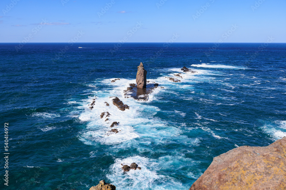 波に洗われる神威岬の神威岩