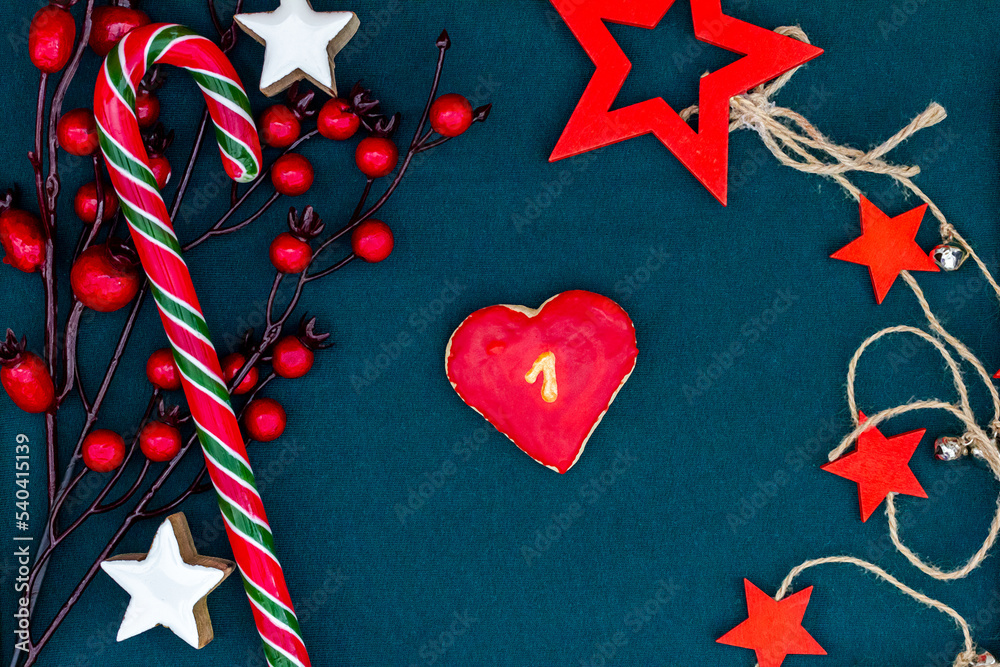 Fototapeta premium leckeres Plätzchen mit einer Zahl (1) auf weihnachtlichen dunklen Hintergrund