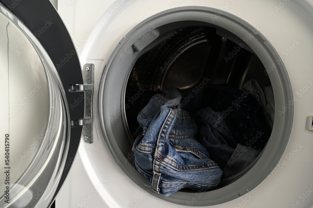 Hublot de machine à laver ouvert avec du linge sale Hublot de machine à laver ouvert avec du linge sale