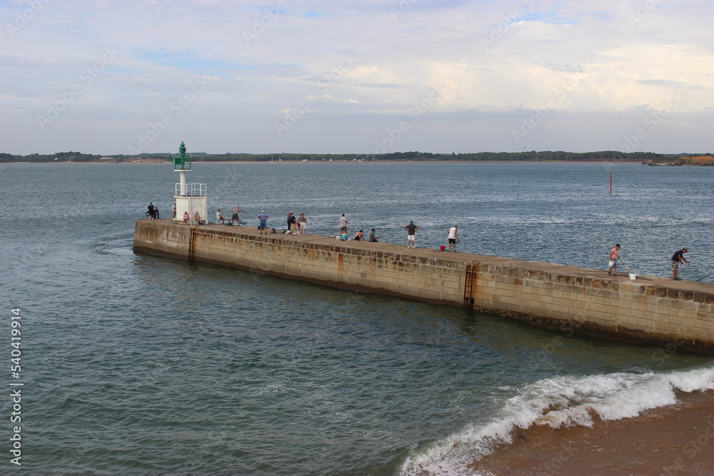 Pêcheurs sur la jetée de Merquel à Mesquer