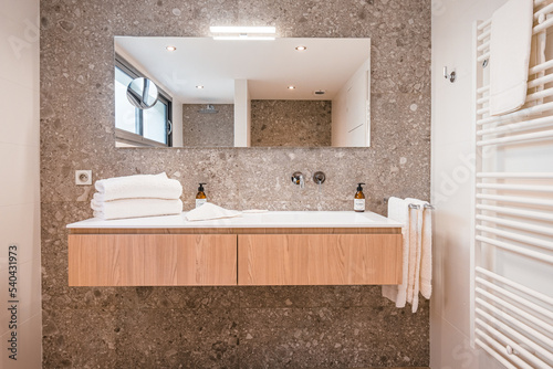 Fototapeta salle de bain d'une villa moderne