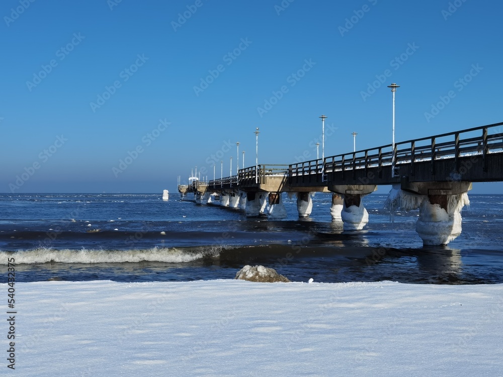 Seebrücke Ahlbeck im Winter, Ostsee, Schnee