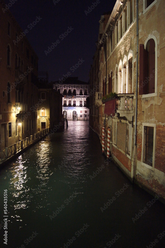 Kanal in Venedig bei Nacht