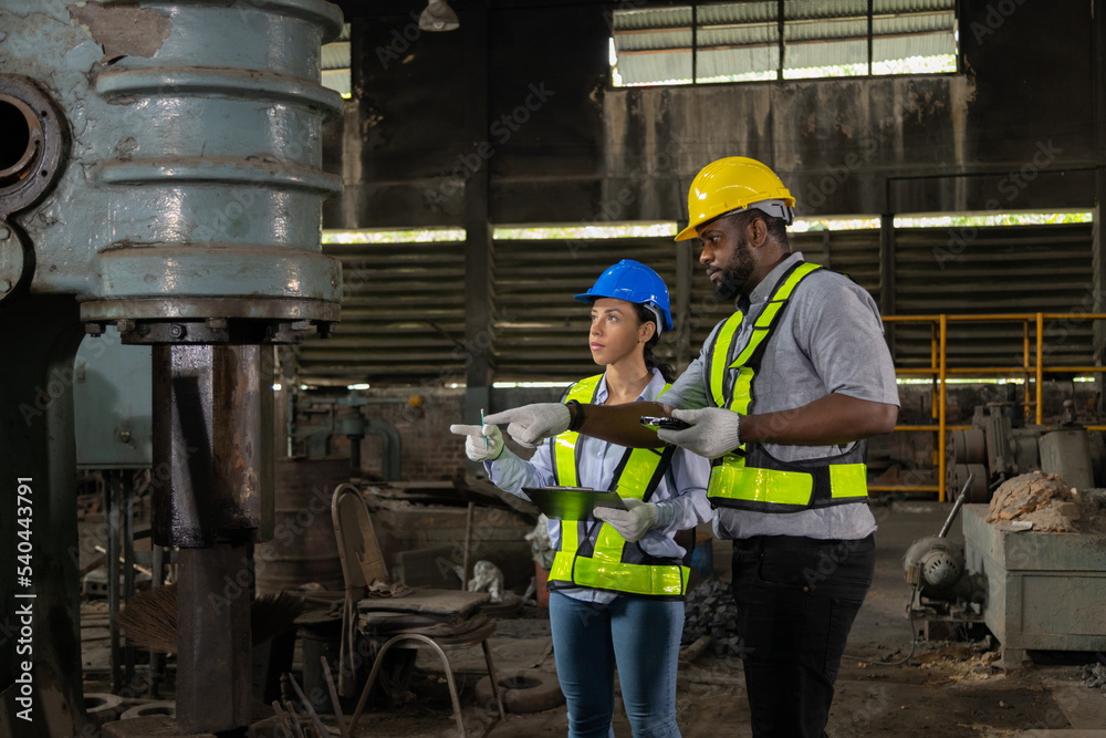 Engineers in a steel mill with a welder to grind steel to assemble Consult the size of the steel workpiece. Bring the workpiece to assemble the locomotive.
Engineers in a steel mill with a welder to grind steel to assemble Consult the size of the steel workpiece. Bring the workpiece to assemble the locomotive.
